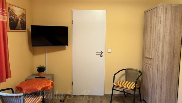 Schrank und Sitzecke im Zwei-Bett-Zimmer