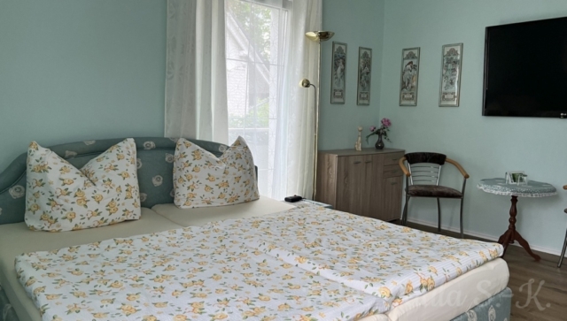 Doppelzimmer mit Fernseher und Sitzecke