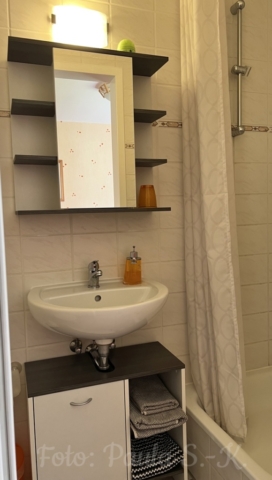 Dusche und Waschbecken im Einzelzimmer