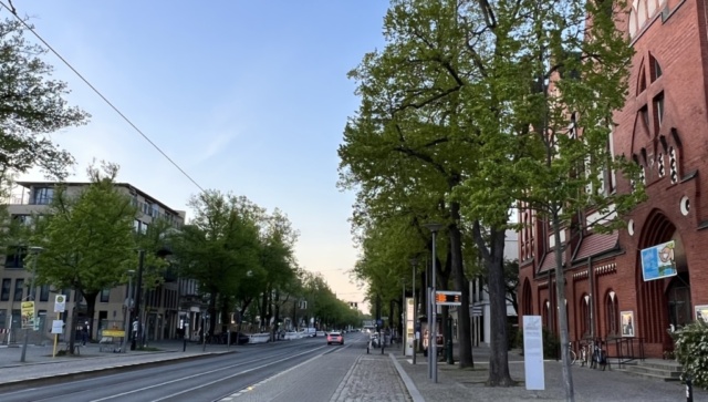 zahlreiche Geschäfte, Cafés in der Bölschestraße laden zum Verweilen ein